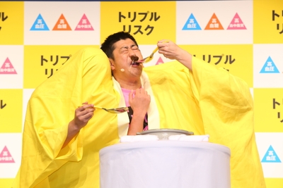 二人羽織の進化版、三人羽織でアツアツの鍋を試食