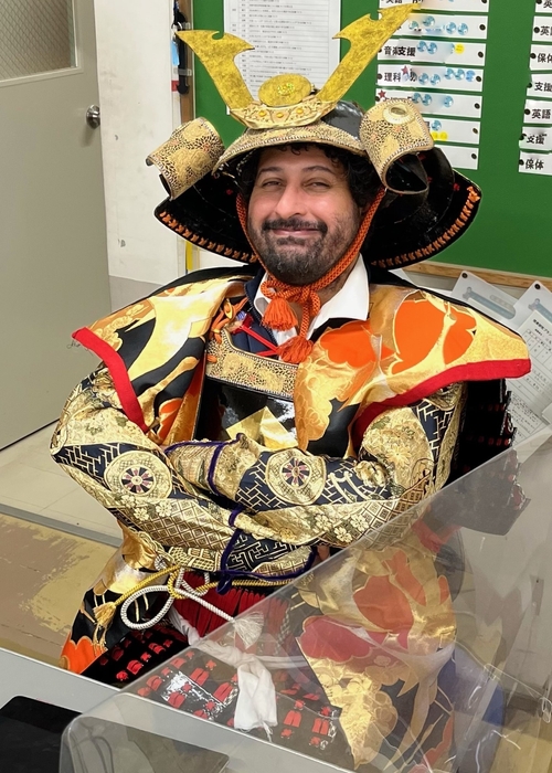 ポスター撮影のため甲冑を着たネイソンさん(大東市立住道中学校にて撮影)
