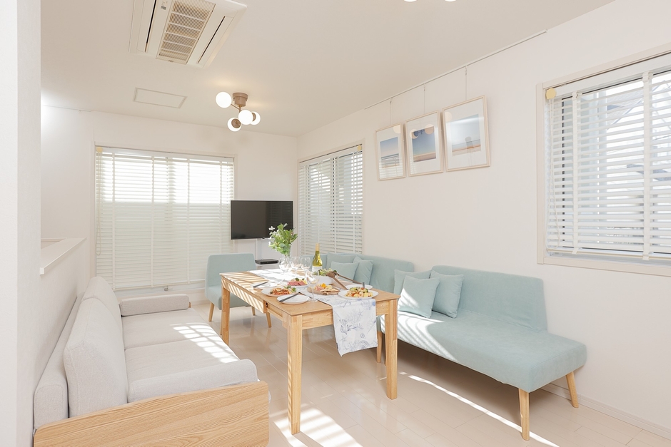 ［Rooｍ B］複数のソファを配したリビング・ダイニング。思わず時を忘れて語らいたくなるような、家のように寛げる心地よい空間が広がります。