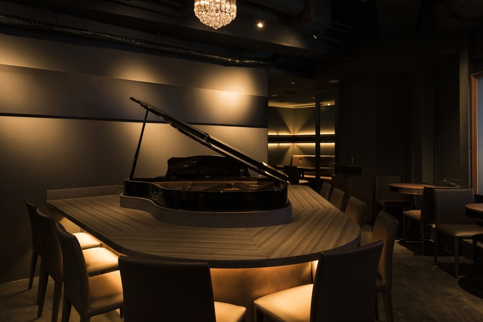 MARUGO OTTOの象徴とも言えるグランドピアノとカウンター席