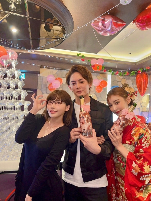 (左)深田えいみさん、(中央)三崎優太さん、(右)明日花キララさん