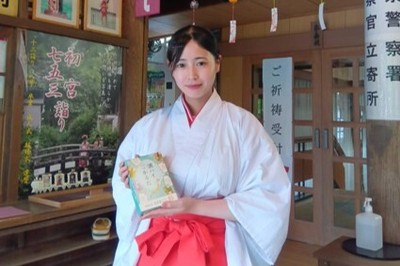 松尾大社の巫女と酒ハイかるた