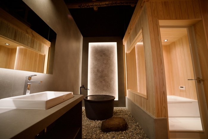 【十三番街A棟 バスルーム】滞在中いつでも楽しめるプライベート薬草サウナをはじめ、信楽焼水風呂、特別なBGMなどが贅沢な癒しの時間をお届けします