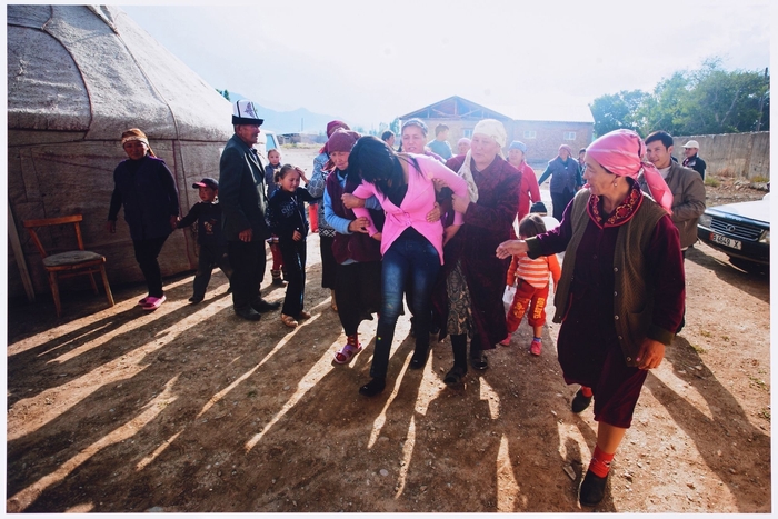 林 典子(日本、1983) 《キルギス さらわれる花嫁》2012年 (C)Noriko Hayashi