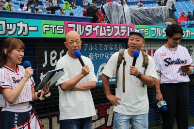 オープニングトークに登場したバイきんぐ(左からスタジオMC、小峠英二、西村瑞樹、スタジオMC)