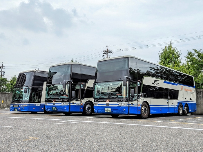 国産車（左端）と並ぶとデザインの違いがわかる