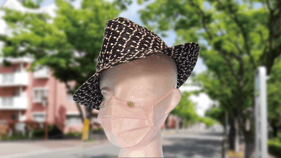 ピンクのマスクに付けた「はなピン」