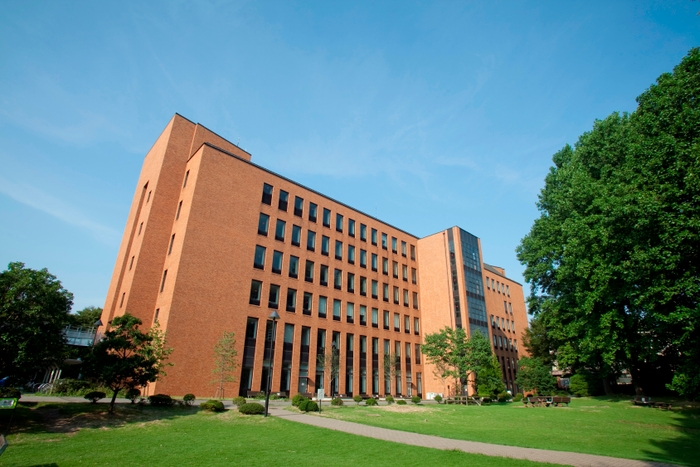 麗澤大学　校舎かえで