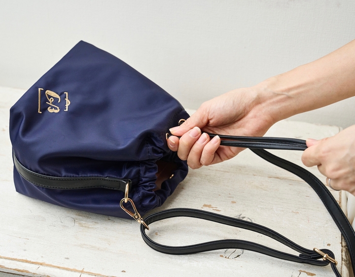 紐を絞れば巾着ショルダーに!