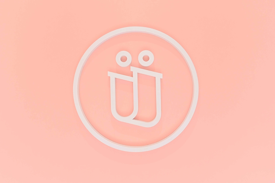 ドイツ語「Uウムラウト」をモチーフにしたロゴで共に目標に向かう会員とトレーナーを表現