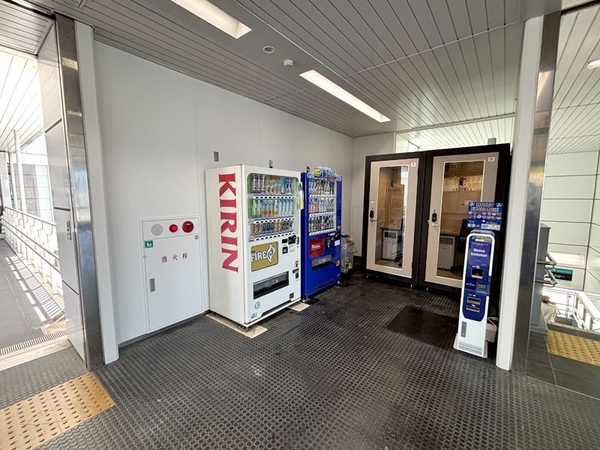 神戸空港駅（改札外自販機コーナー）