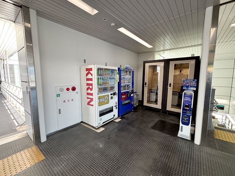 神戸空港駅(改札外自販機コーナー)