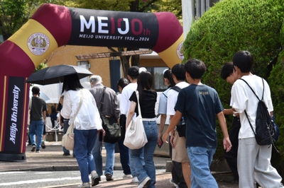 続々と訪れる来場者