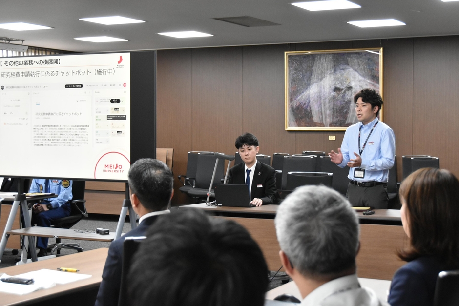 発表する「おまかせChatBot隊」加藤さん（右）と金丸さん