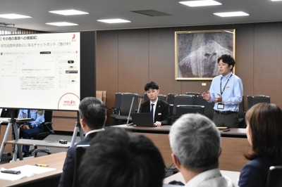 発表する「おまかせChatBot隊」加藤さん（右）と金丸さん