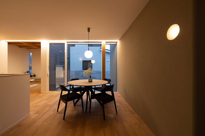 室内からプライベートデッキを望む(夜)