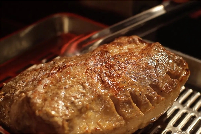 塊肉の2kg。熱は仕込みの段階で中心までしっかりと通し、仕上げに表面を焼き上げる。