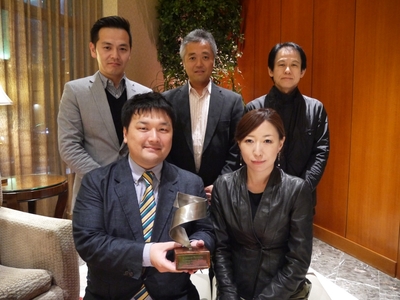 プロデューサー/監督・太田　茂（前列左）、監督・風間直美（前列右）