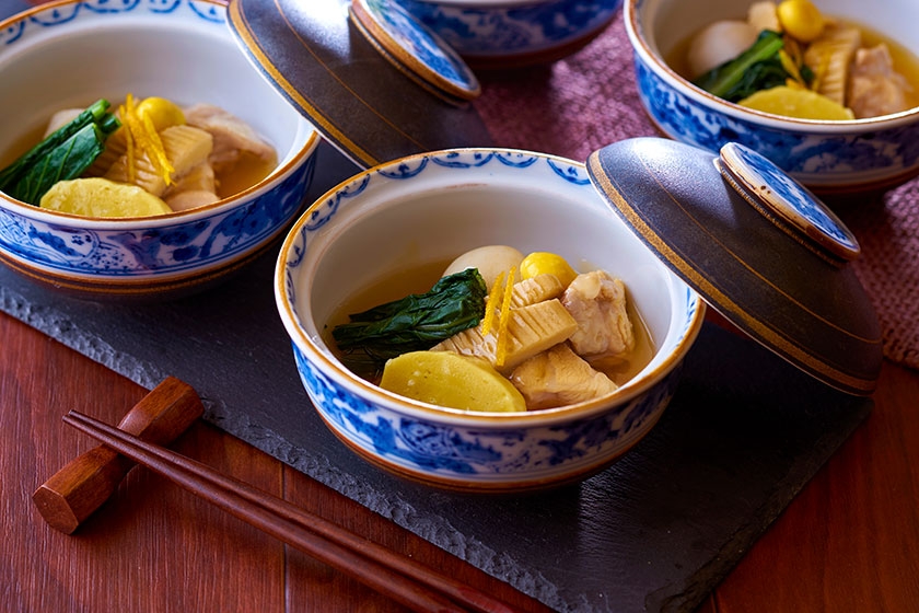 加賀地方の伝統料理「治部煮」。肉の旨味を閉じ込めるために小麦粉をまぶした鶏肉と野菜を一緒に炊き上げた、滋味深い味わいの一品です。(ながやま提供メニュー)
