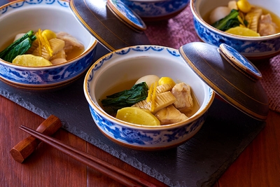 加賀地方の伝統料理「治部煮」。肉の旨味を閉じ込めるために小麦粉をまぶした鶏肉と野菜を一緒に炊き上げた、滋味深い味わいの一品です。(ながやま提供メニュー)