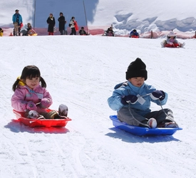 家族でスキー・スノボ・雪遊び 山梨県・富士山麓のスキー場　ふじてんスノーリゾート 小学生以下リフト無料！2/19（土）「ファミリーデー」開催