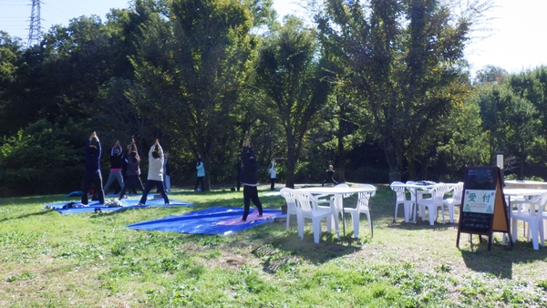 自然に囲まれてのびのびとヨガを楽しめます