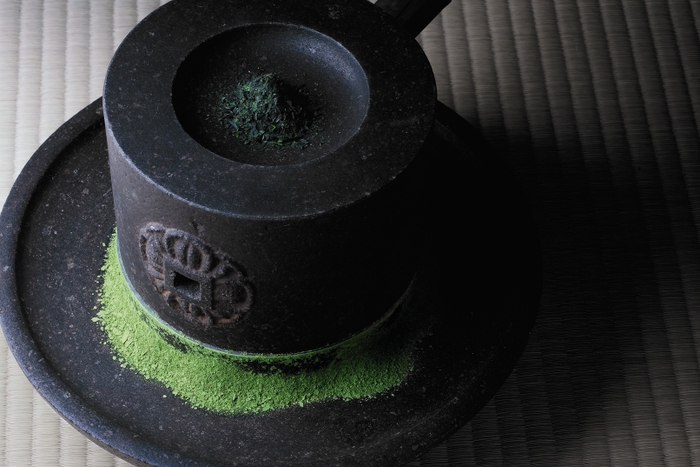 石臼の上に載っているのが「碾茶」