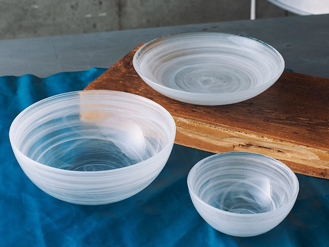 「Marble ガラス シリーズ」白のマーブル模様が爽やかな印象。春夏の食卓によく合い、涼しげな空間にしてくれます。 