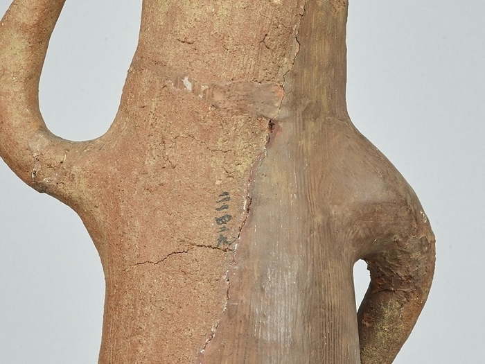 「埴輪 踊る人々」(部分) 旧修理で施された石膏(右半分)