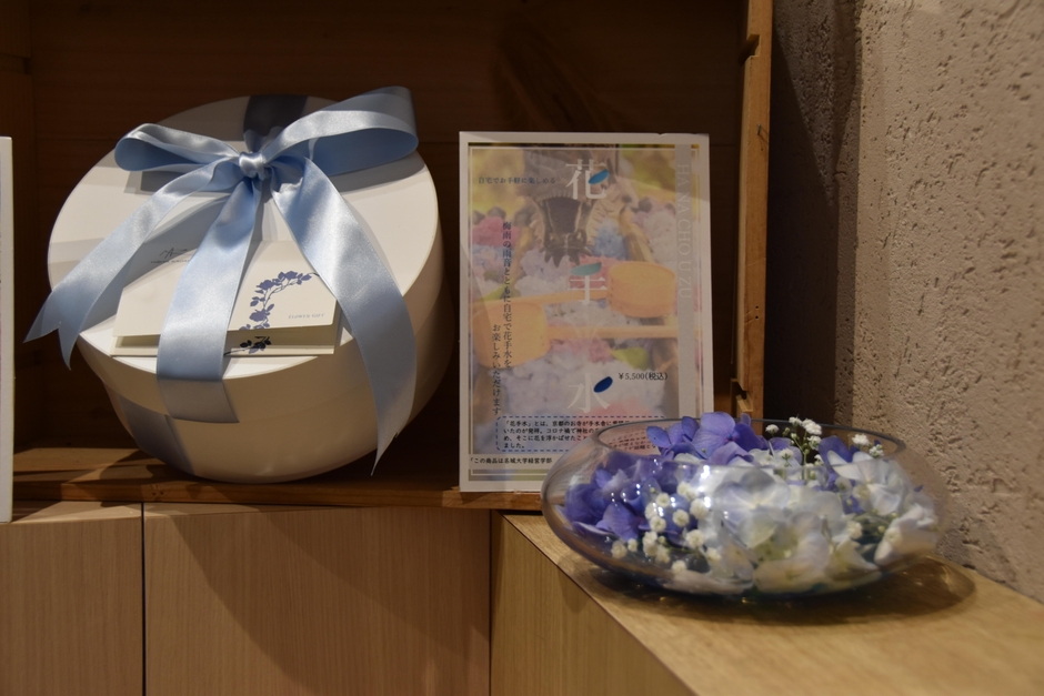 花手水(梅雨で滅入る季節に、癒しと清涼感をお届けします)