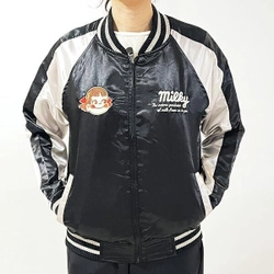 珍しい雰囲気のペコちゃんのコラボアイテム！刺繡が可愛く、メタリック生地がクールで高級感あるスカジャン