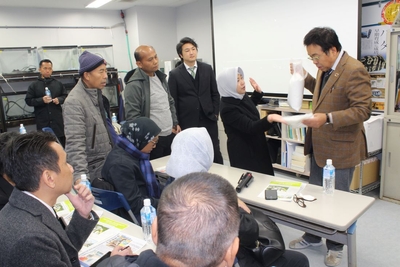 山本准教授（右端）から好適環境水の説明を受けるインドネシア訪日団メンバー