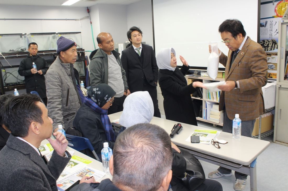 山本准教授(右端)から好適環境水の説明を受けるインドネシア訪日団メンバー