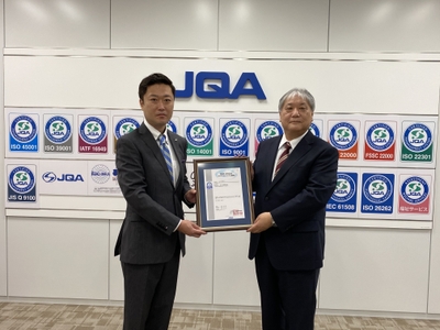 一般財団法人日本品質保証機構(JQA)理事 兼 企画センター所長 小林善男様と当社代表小林