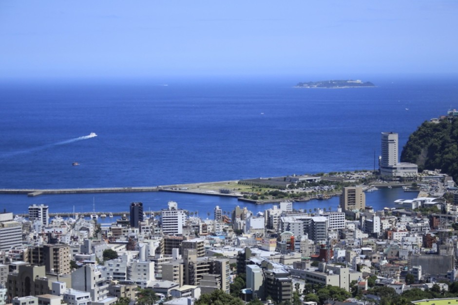 屋上から望む熱海市街と相模湾