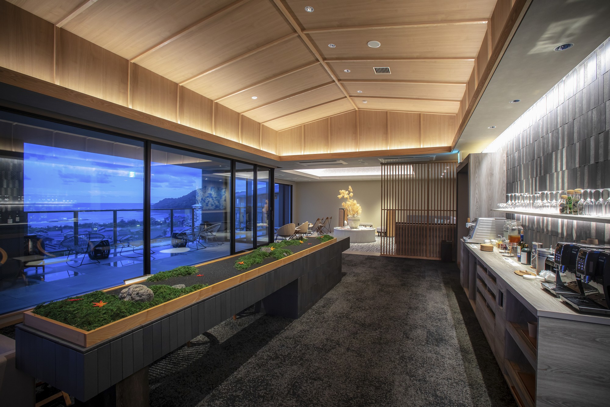 【海の京都】涼やかな海風に包まれる夏。ラウンジで絶景を愉しむひととき－夕日ヶ浦温泉「佳松苑 別邸ふうか」