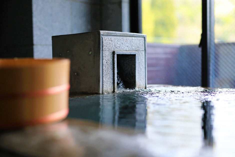 スイートルームの半露天風呂(温泉)