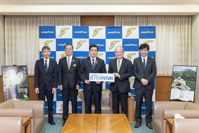 (左から)屋久島環境文化財団 高良事務局長、谷口環境林務部長、塩田知事、グッドイヤー金原社長、グッドイヤー大上人事本部長