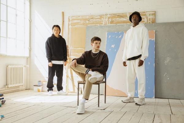 (左)スウェットパーカ¥4,999 スウェットジョガーパンツ¥3,999 (中)スウェットシャツ¥3,999 パンツ(参考商品) (右)スウェットパーカ¥4,999 スウェットジョガーパンツ¥3,999