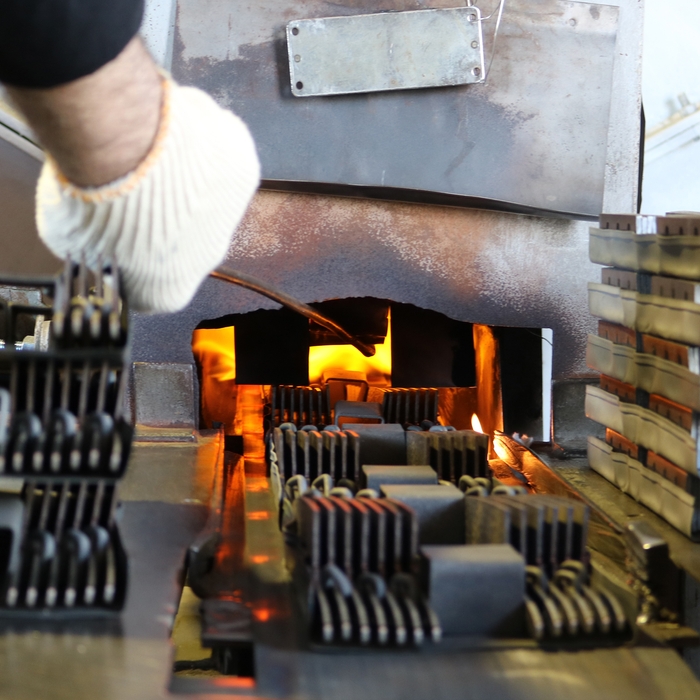 関の包丁職人業(焼き入れ)