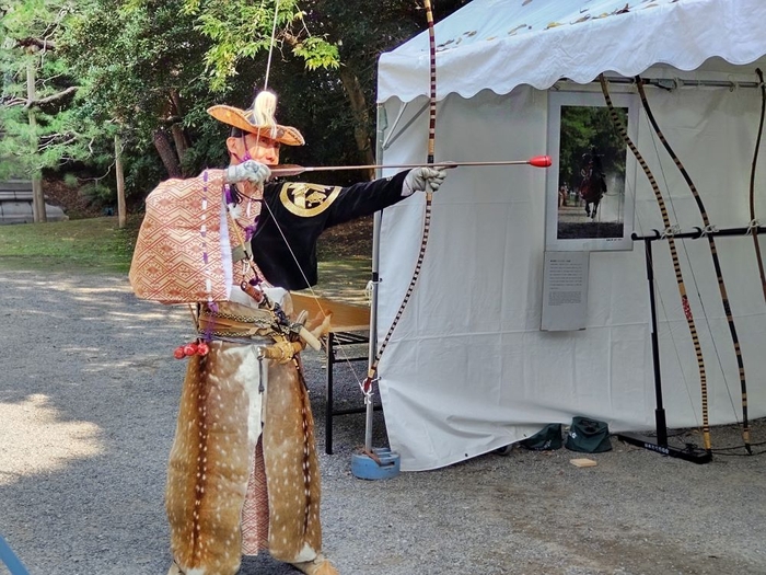 流鏑馬装束をまとった一般社団法人日本古式弓馬術協会会員による弓の披露の様子