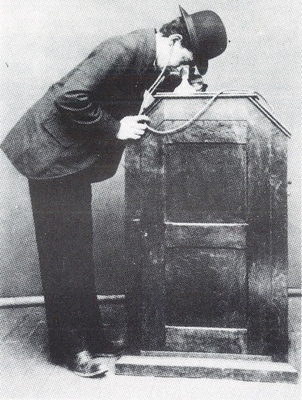 キネトスコープを鑑賞する人 写真:The Edison cylinder phonographs 1877-1929, George L. Frow and Albert F. Sefl, 1978, Kent, Great Britain.