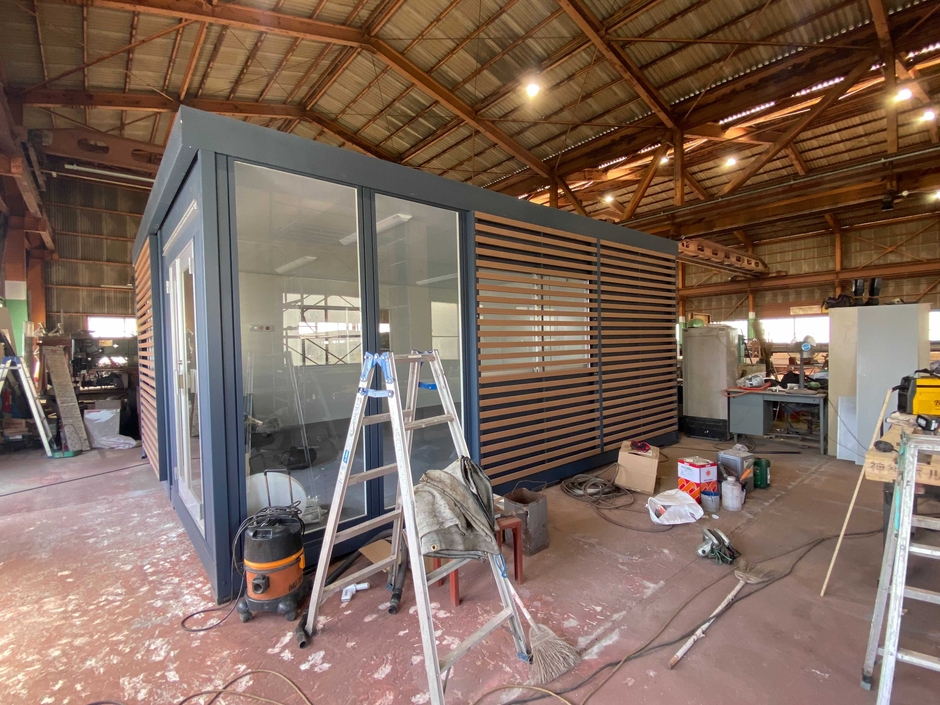 オープンに向けて溶接体験場の整備中！