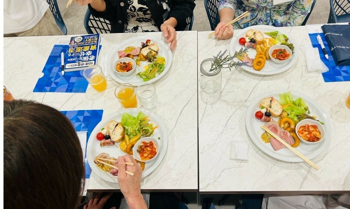 美味しい食事で会話も弾みます