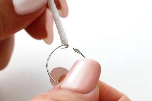 STEP2.マスクリングの針を紐に引っ掛けます