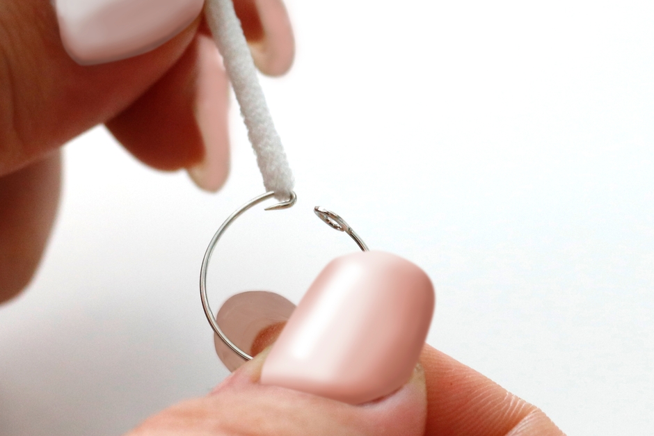 STEP2.マスクリングの針を紐に引っ掛けます