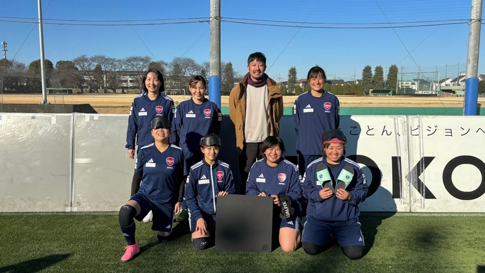 ブラインドサッカー女子日本代表と(株)ボディメトリクスジャパンの佐藤 彰洋社長(MARUI ブラサカ！パークにて)