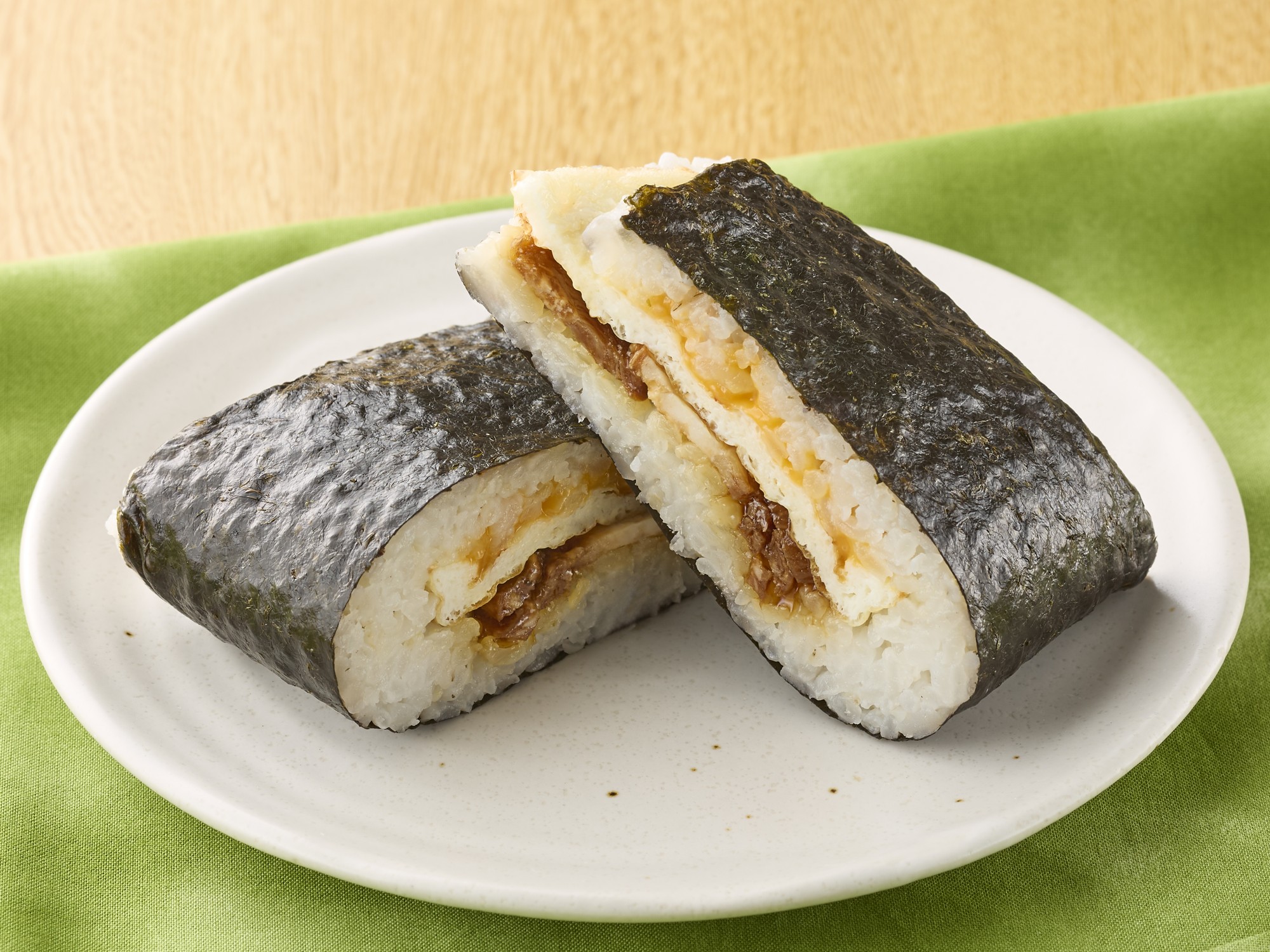 地域の美味しさ　ぎゅっと詰めこみました！！
地域限定　おかずむすび・サンドおむすび
