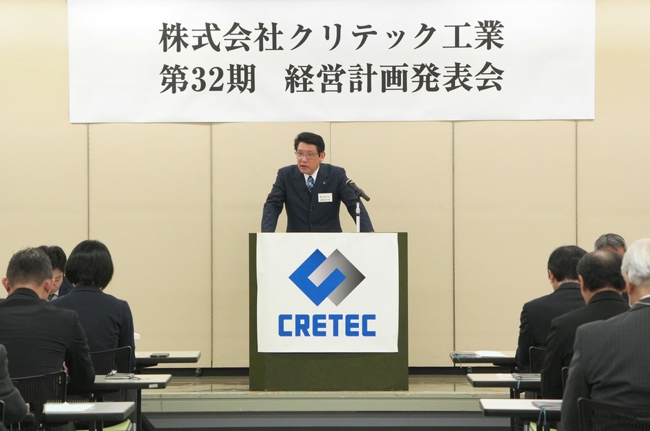 登壇する代表・若林。ご来賓のみなさまにご臨席賜り、厳かに行われた