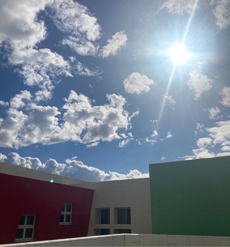 西棟（ウエストポート）の屋上から撮影された写真です。 本学のカラフルなキャンパスと青い空、白い雲が対比され、色のコントラストが綺麗です。（＠morimori_mtさん）
